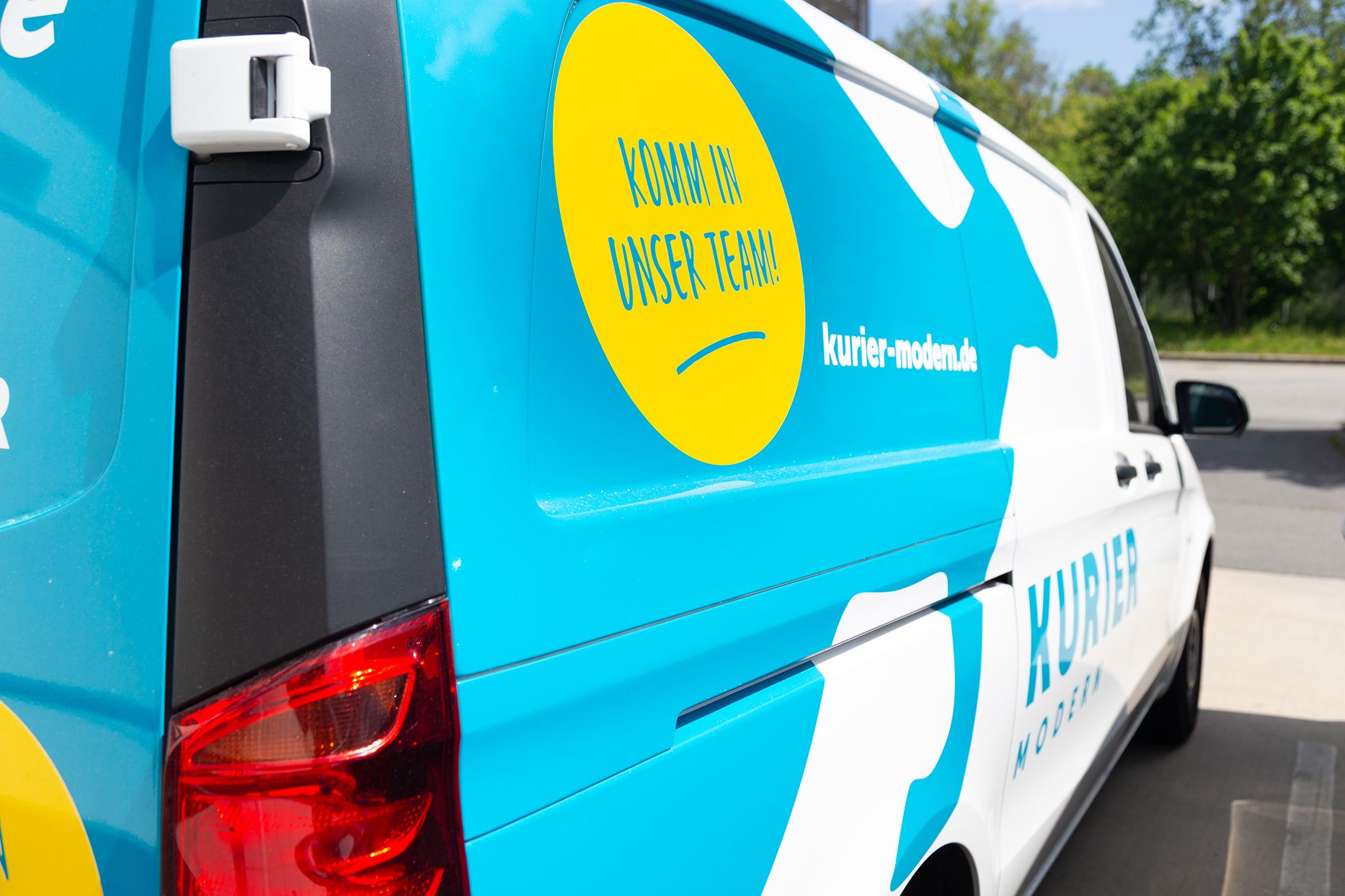 KurierModern-Transporter mit der Aufschrift „Komm in unser Team!“